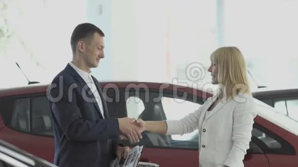 卖车的和漂亮的女商人谈买车的事视频的预览图
