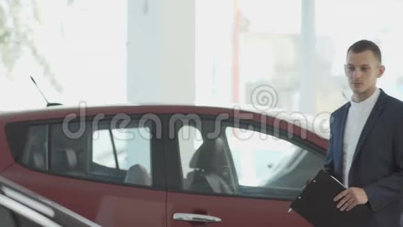 4经理把有关汽车的事告诉了汽车经销店的女商人视频的预览图