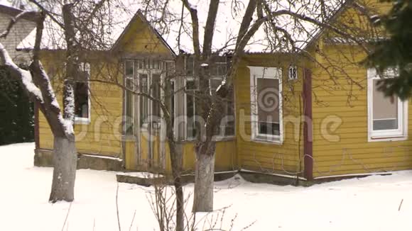 冬天的木制村庄房子视频的预览图