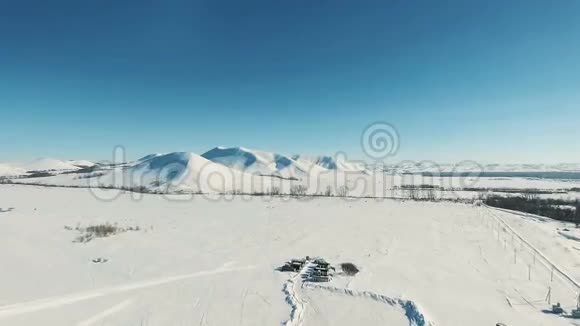 滑雪场拍摄的山脉和田野视频的预览图