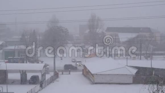 小镇冬季大雪视频的预览图