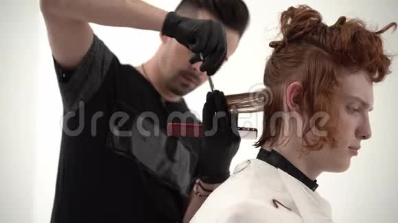 理发师拿着梳子和剪刀为一个生姜客户理发视频的预览图