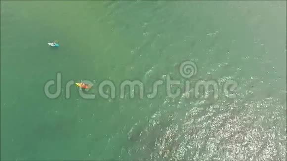 泰国翠绿色海洋上的人们视频的预览图