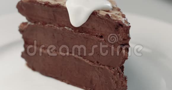 巧克力蛋糕上的白香草奶油视频的预览图