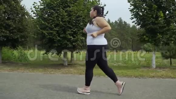 胖女孩沿着路跑视频的预览图
