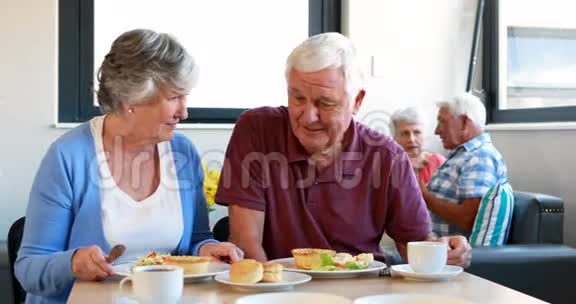 年长夫妇在吃早餐时互相交流视频的预览图