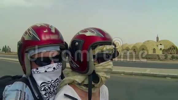 两个戴口罩的人在埃及开车视频的预览图