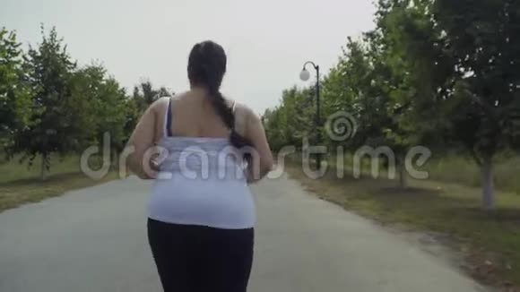 胖女孩沿着路跑视频的预览图