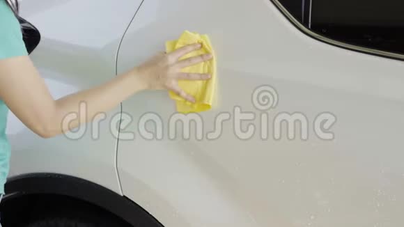 女用超细纤维布清洁汽车车顶视频的预览图