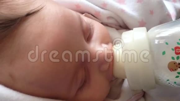 刚出生的婴儿喝牛奶视频的预览图