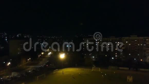 用四人直升机射击晚上回顾城市足球场视频的预览图