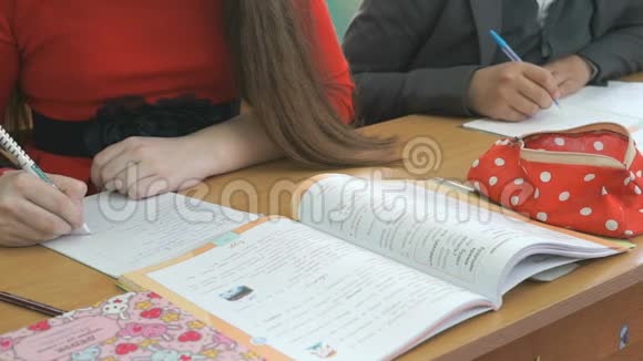 两个学生用圆珠笔写作业本视频的预览图