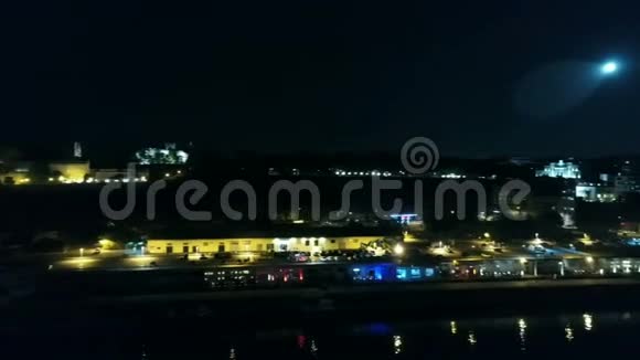城市中的河流和桥梁夜景视频的预览图