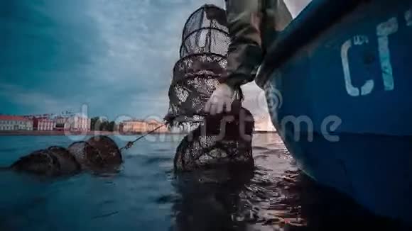 被拖入渔船的鱼饵视频的预览图