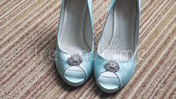 不错的结婚鞋新娘的鞋子留在地板上美丽的绿松石颜色新娘的鞋子青绿色视频的预览图