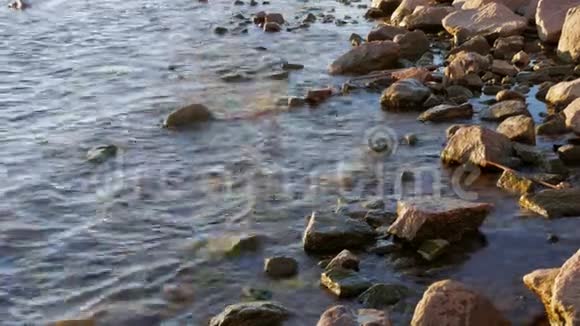 水和岩石芬兰湾沿岸的波浪视频的预览图