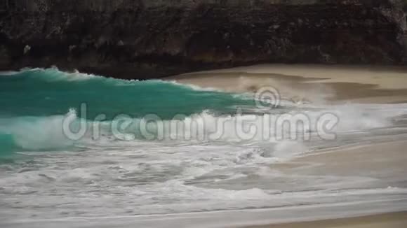 热带岛屿上美丽的海滩卡朗达瓦视频的预览图