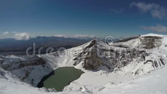 堪察加半岛上的雪坑和一个火山口湖视频的预览图