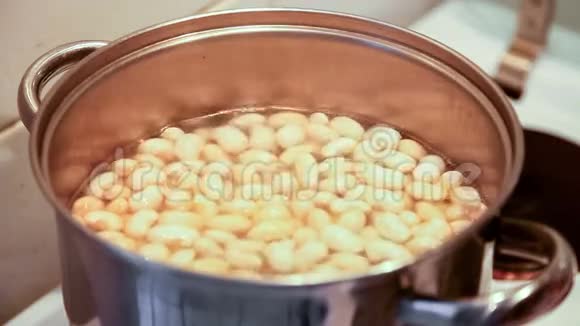 煮豆汤视频的预览图