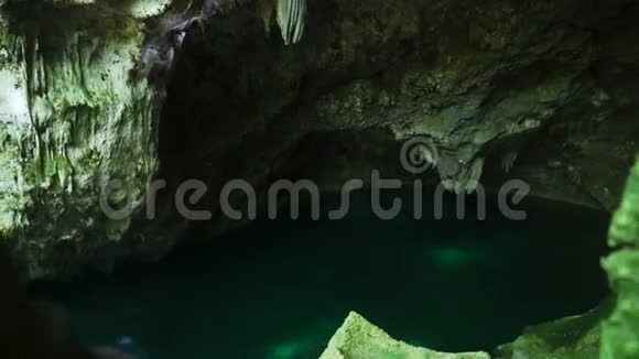 洞穴深处的池塘视频的预览图