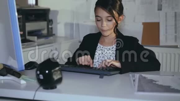 时髦的年轻女孩愿意在办公室里用电脑工作4K视频的预览图