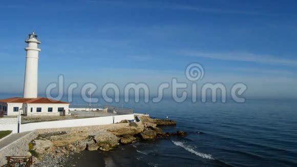 阳光明媚的日子里典型的地中海灯塔和海滩视频的预览图
