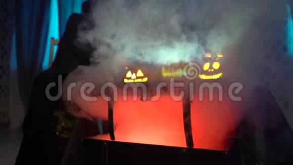 阿巴亚的阿拉伯女人用可怕的滑稽南瓜庆祝万圣节女巫召唤一个热气腾腾的南瓜施咒视频的预览图