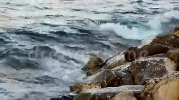 海浪在岩石上破碎视频的预览图