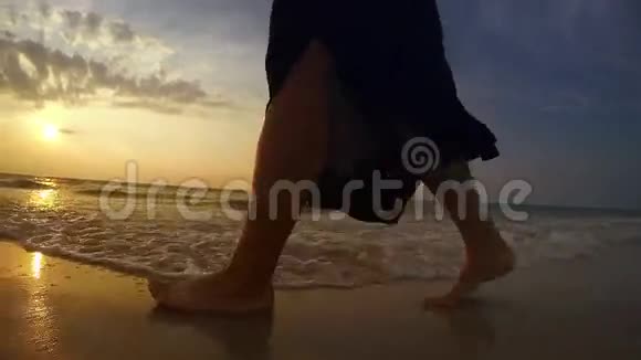 4视频女人在海岸边散步时她的脚视频的预览图