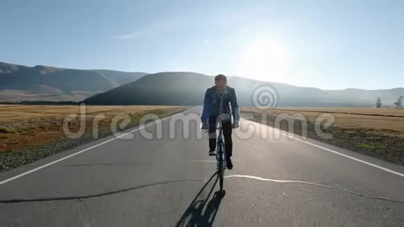 夏季自然背景下骑自行车的年轻人的后视图健康生活方式理念20秒4K视频的预览图