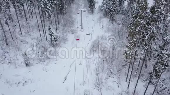 滑雪胜地的空中景观滑雪缆车和积雪覆盖的针叶林喀尔巴阡山脉乌克兰视频的预览图