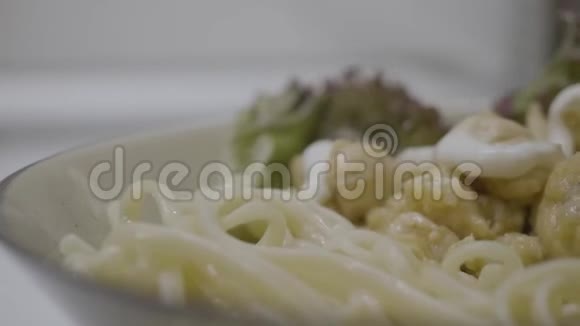 加白鸡西葫芦酱的菲图奇碱加鸡肉帕尔马干酪和欧芹的意大利馅饼视频的预览图
