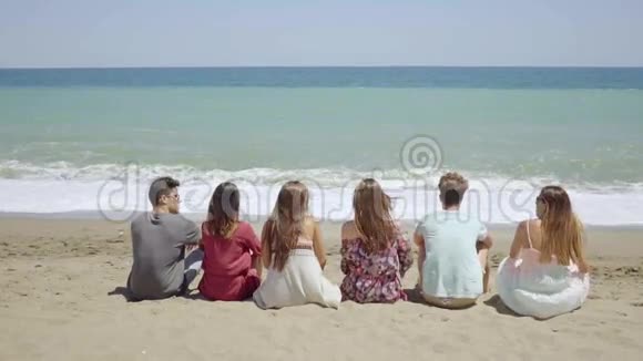六个年轻人坐在眺望大海视频的预览图
