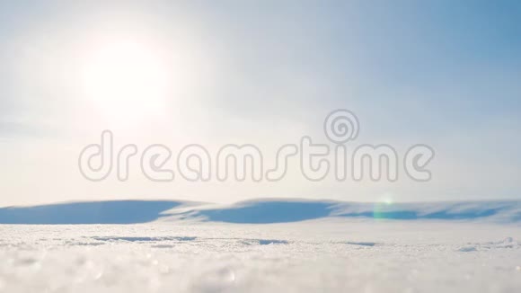 高风山顶冬雪季山被雪覆盖大风恶劣天气自然景观视频的预览图