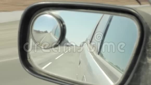后路反射在车镜里汽车在高速公路上开得很快视频的预览图
