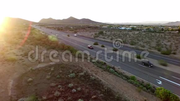 沙漠公路上北谷的空中交通视频的预览图