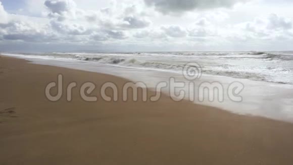 有暴风雨的大海的沙滩视频的预览图