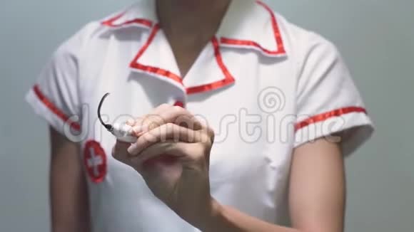 责任女医生在透明屏幕上书写视频的预览图