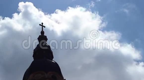 教堂十字朝天空时光流逝视频的预览图