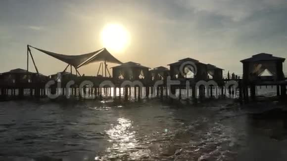 海上日落码头剪影视频的预览图