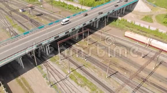 通过铁路轨道的公路桥空中勘测视频的预览图