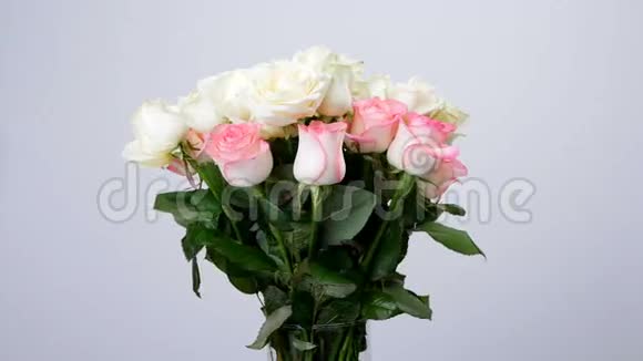 花花束在白色背景上旋转花组成由白色和粉红色玫瑰组成玫瑰dzhemja视频的预览图