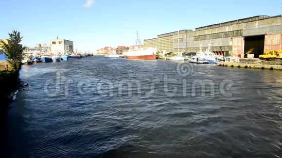 乌斯特卡港佛塔河和码头视频的预览图