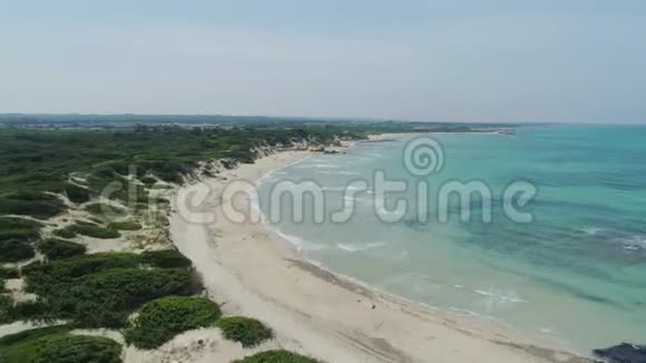 令人惊叹的蓝色沙滩线无人机4k飞行在意大利视频的预览图
