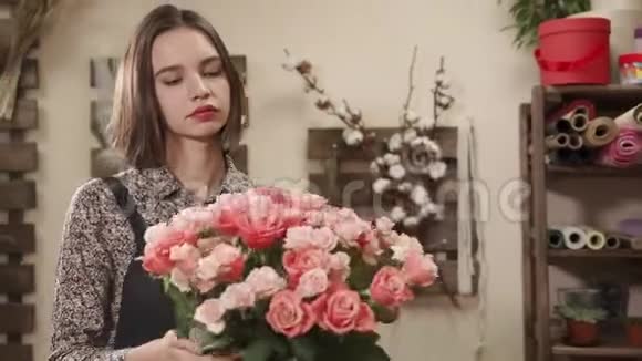 有花束的迷人女花店视频的预览图