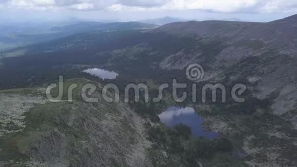 山体绿化范围在云景观剪辑顶天立地的山景森林湖里视频的预览图