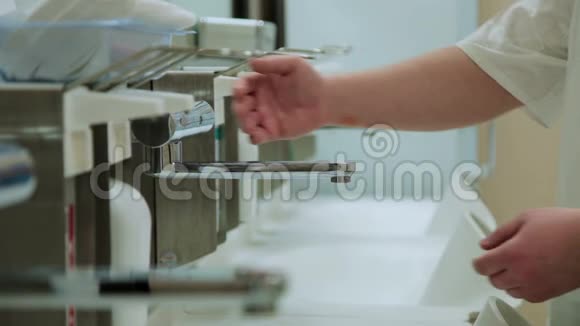 外科医生在手术前洗手使用正确的清洁技术特写视频的预览图