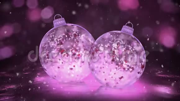 两个圣诞粉冰杯雪花五颜六色的花瓣背景环视频的预览图