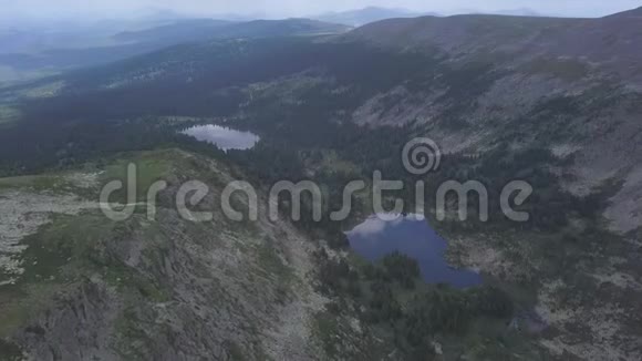 山体绿化范围在云景观剪辑顶天立地的山景森林湖里视频的预览图