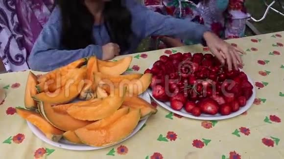 吃新鲜水果的女孩视频的预览图